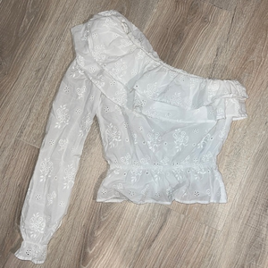 H&M‎ white lacy one shoulder top with ruffles